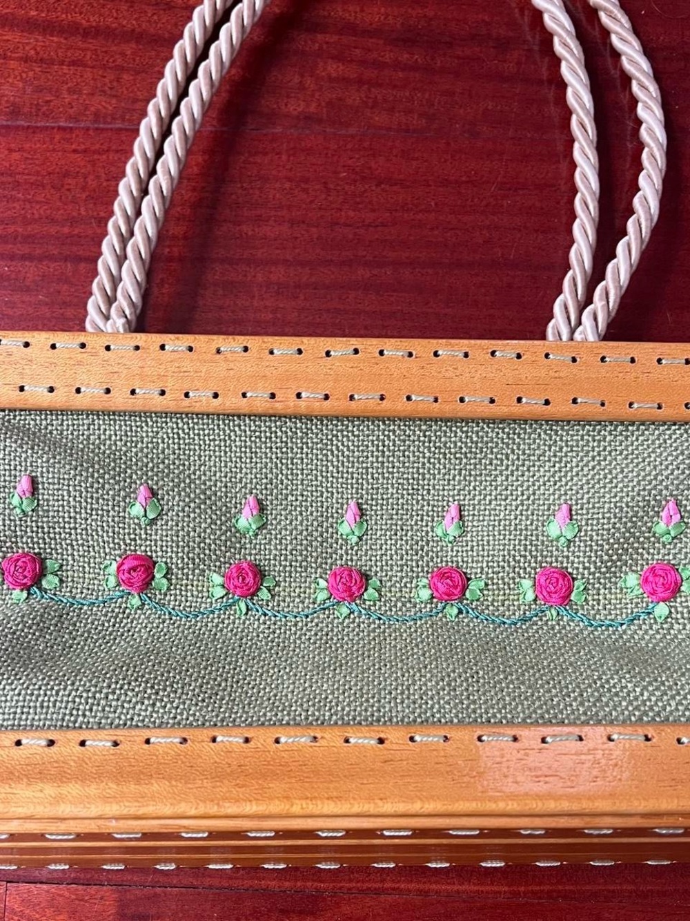 Beautiful 1980s vintage embroidered bag 💐